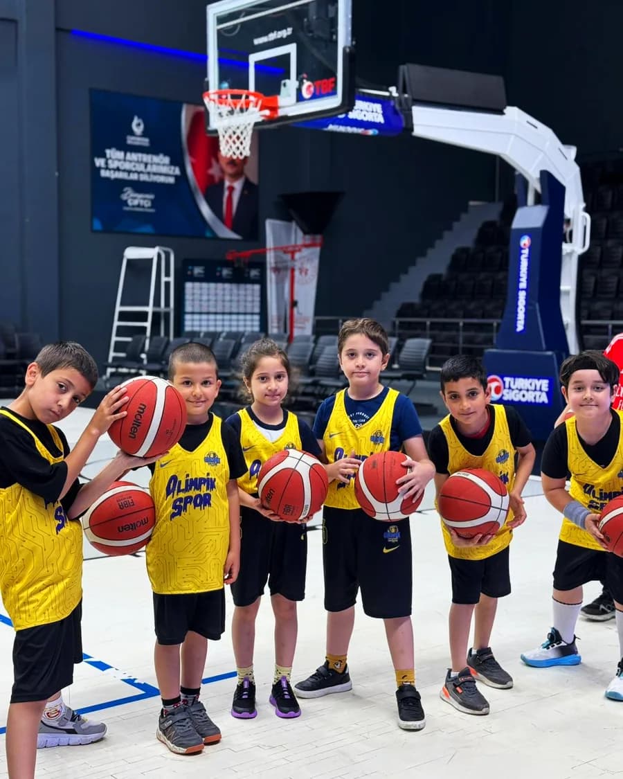 Basketbol takımımız antrenman öncesi toplu fotoğraf