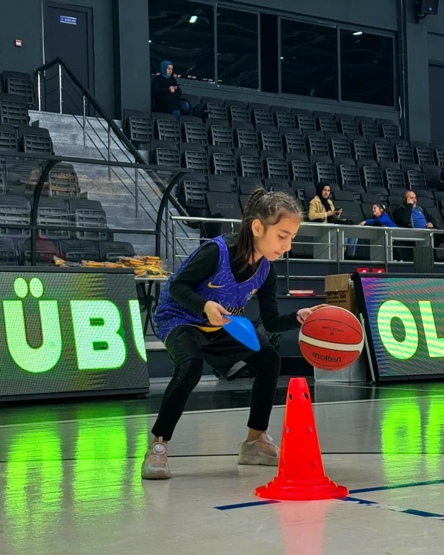 Basketbol sporcumuz çabukluk çalışmasında