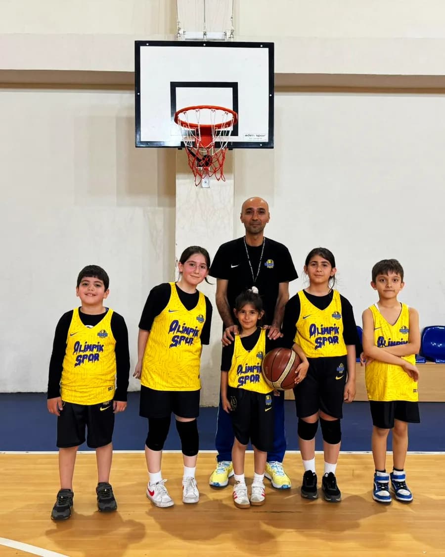 Basketbol takımımız antrenörüyle sahada