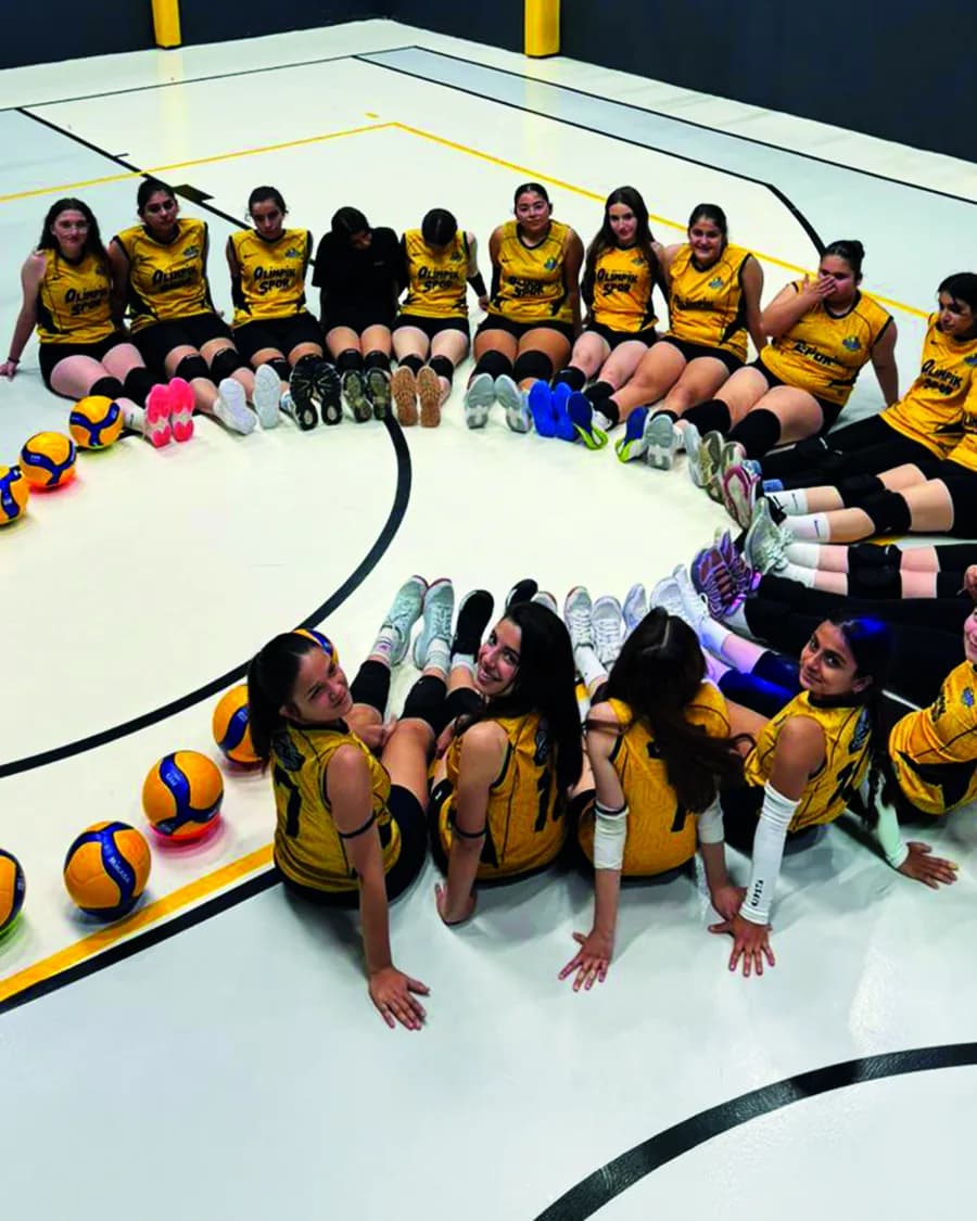 Voleybol takımımız sahada halka olmuş